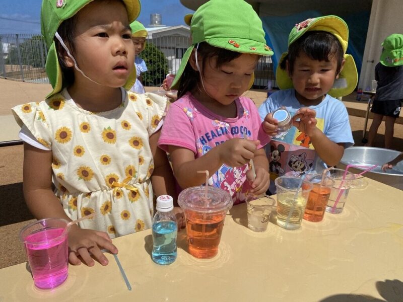 色が変わる！色水マジック【わかたけ北】の写真