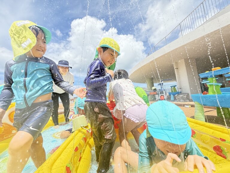 プールで大はしゃぎ！🌞【わかたけ北】の写真
